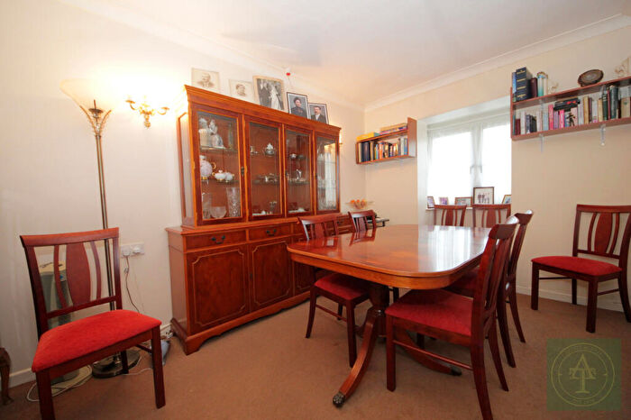 2 Bedroom Retirement Property For Sale In Woodmere Court, Avenue Road, N14