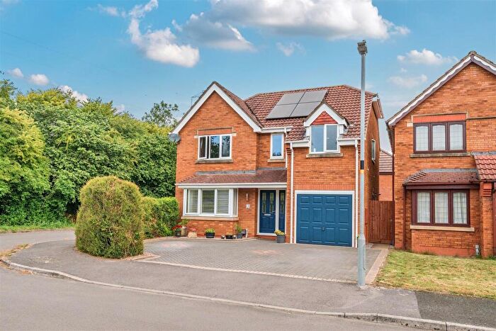 4 Bedroom Detached House For Sale In Weavers Close, Chippenham, SN14