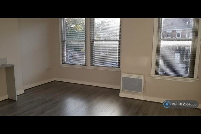 2 Bedroom Flat To Rent In Bramhall Lane, Stockport, SK2