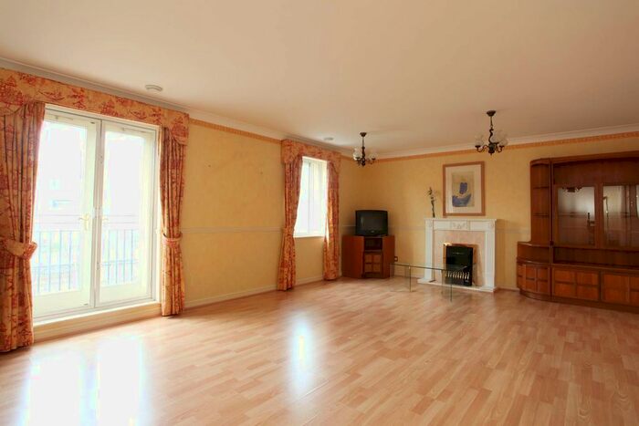 2 Bedroom Flat To Rent In Russell Road, Holland Park, London, W14