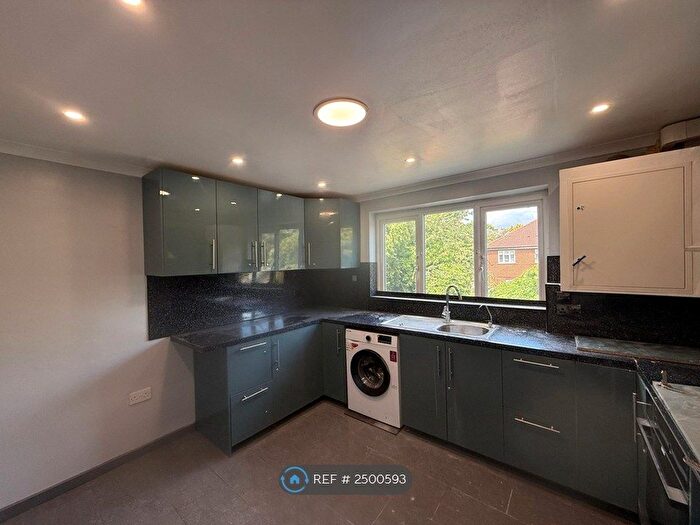 3 Bedroom Flat To Rent In Turners Hill, London, SW17