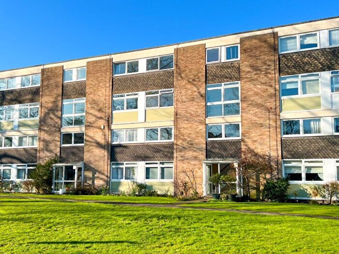 3 Bedroom Maisonette For Sale In Trafalgar Drive, Walton-on-Thames, KT12