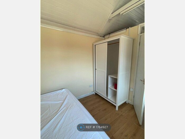 Studio To Rent In Great South West Road, London, TW4