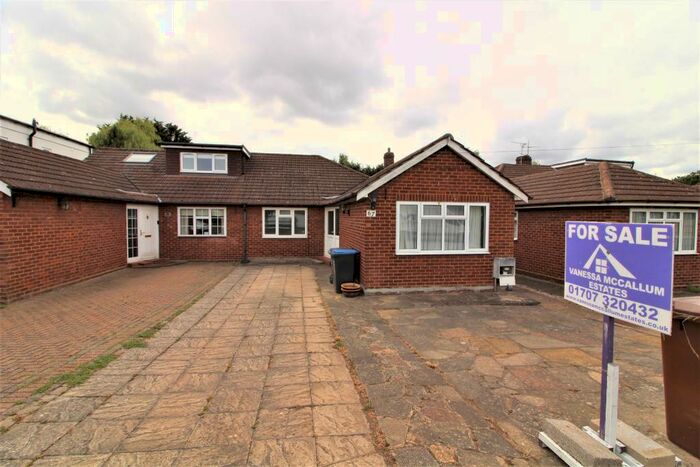 3 Bedroom Semi-Detached Bungalow To Rent In Westland Drive, Brookmans Park, AL9