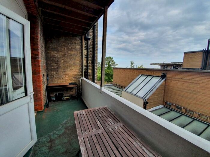 Studio To Rent In Mount View Road, London, N4