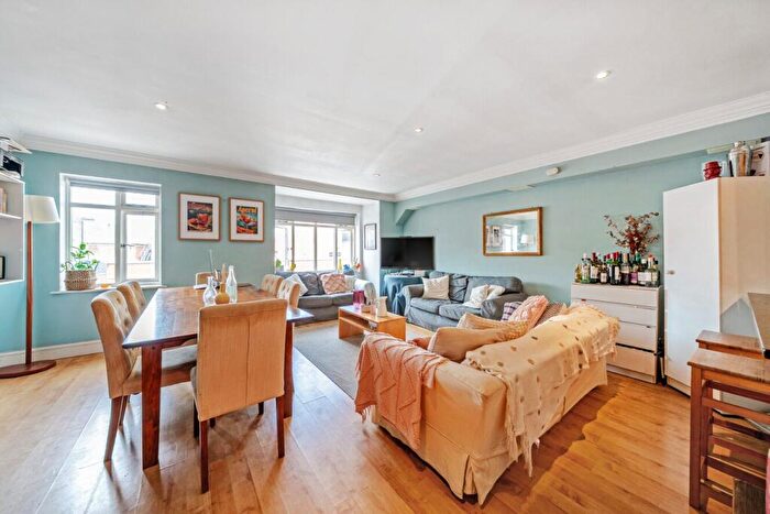 4 Bedroom Flat To Rent In Limburg Road, Battersea, London, SW11