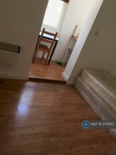 Studio To Rent In Kingsland Road, London, E8