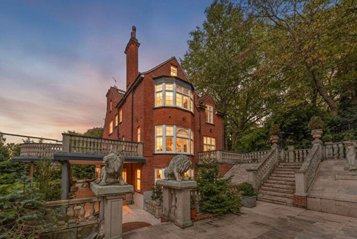 2 Bedroom Flat To Rent In Heysham Lane, Hampstead, London, NW3