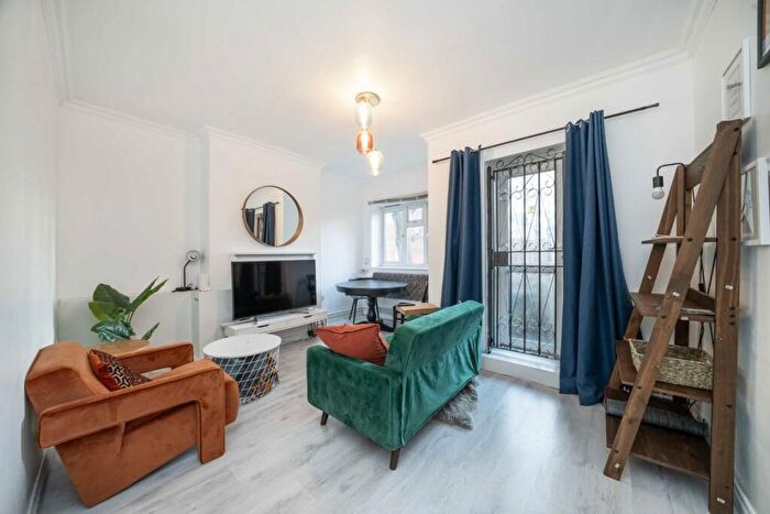 2 Bedroom Flat To Rent In Frampton Park Road, Hackney, E9