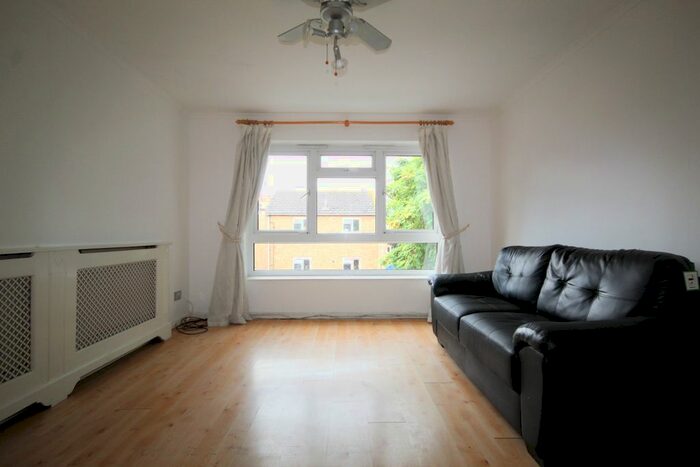 1 Bedroom Flat To Rent In Brierly Gardens, Bethnal Green, E2