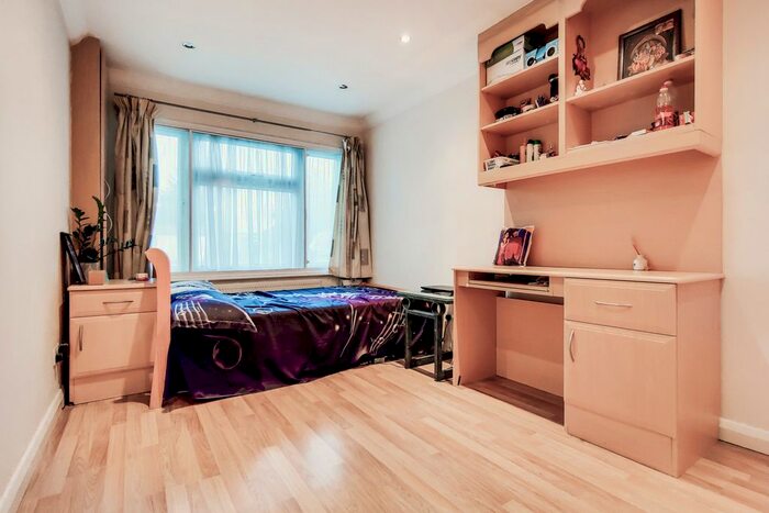 Studio To Rent In Northumberland Avenue, Isleworth, TW7