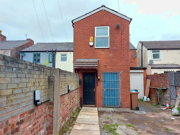 2 Bedroom Flat To Rent In Oldham Road, Middleton, Manchester, Lancashire, M24
