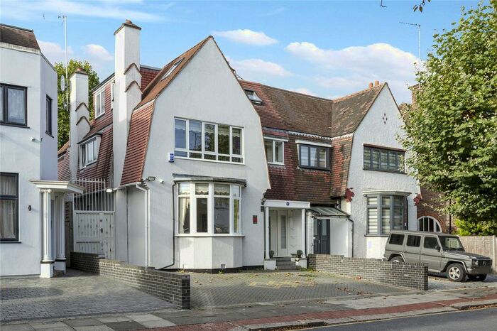 7 Bedroom Semi-Detached House To Rent In Woodstock Road, Golders Green, London, NW11