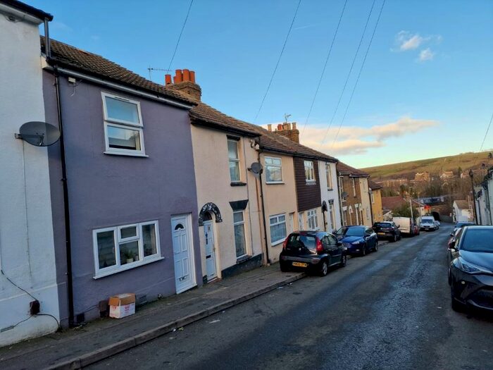 3 Bedroom Terraced House To Rent In Otway Street, Chatham, ME4