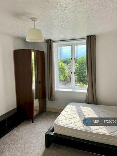 Studio To Rent In Chiltern Court, London, SE14