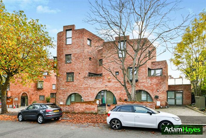2 Bedroom Apartment For Sale In Edgewood Mews, Finchley Central, N3
