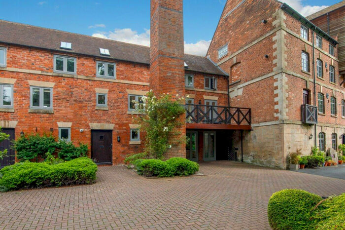 3 Bedroom Town House To Rent In The Rock Mill, Warwickshire, CV32