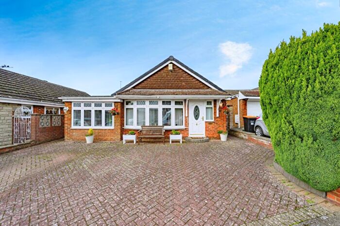 3 Bedroom Bungalow For Sale In Barley Brow, Dunstable, Bedfordshire, LU6