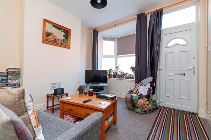 2 Bedroom End Terrace House To Rent In Manor Avenue, Nottingham, NG2