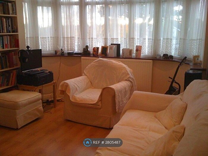 3 Bedroom Semi-detached House To Rent In Hampden Way, London, N14