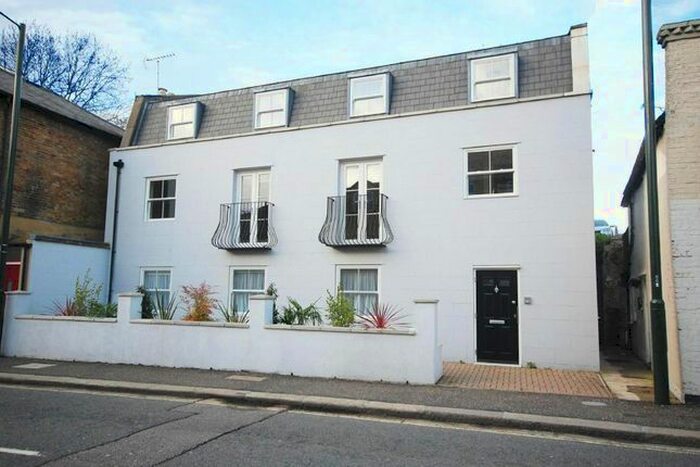 2 Bedroom Flat To Rent In Thames Street, Hampton TW12