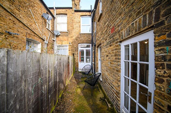 1 Bedroom Flat For Sale In Percy Road, London, N12