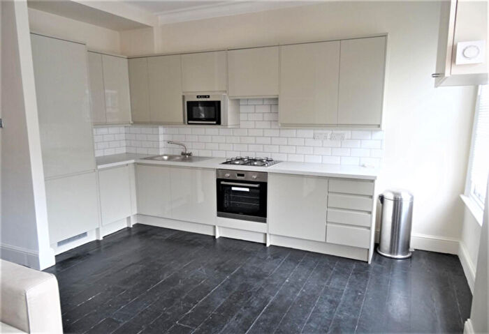 2 Bedroom Flat To Rent In B Comyn Road, Clapham, London, SW11