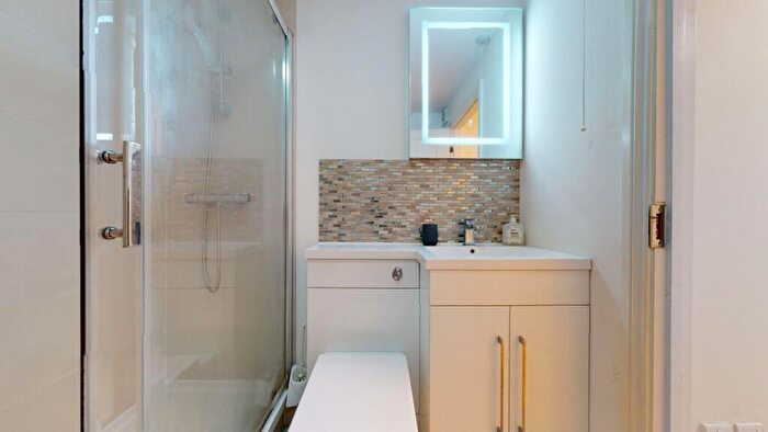 2 Bedroom Flat To Rent In Oswin Street, London, SE11