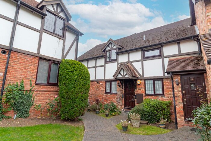 2 Bedroom Maisonette For Sale In Priory Field Drive, Edgware, HA8