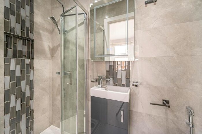 3 Bedroom Flat To Rent In Waterloo Road, Leytonstone, London, E10