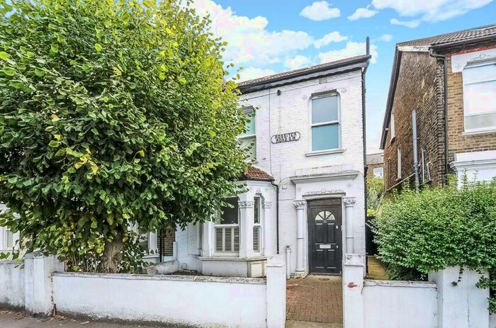 2 Bedroom Flat To Rent In Rossiter Road, London, SW12