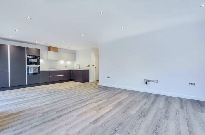 2 Bedroom Flat To Rent In Foxley Lane, West Purley, CR8