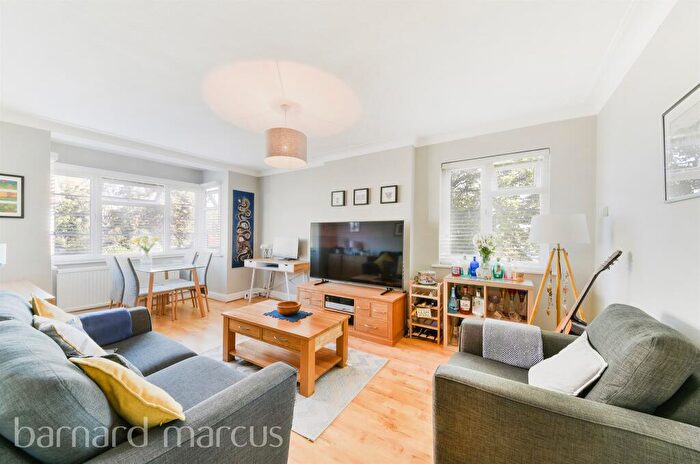 3 Bedroom Flat For Sale In Hook Road, Surbiton, KT6