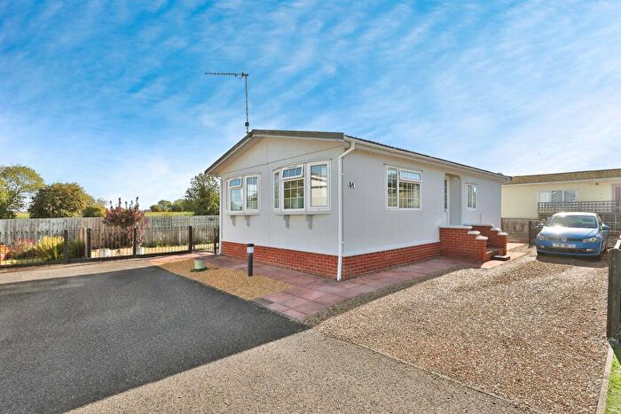 2 Bedroom Park Home For Sale In Plumtree Mobile Home Park, Marham, PE33