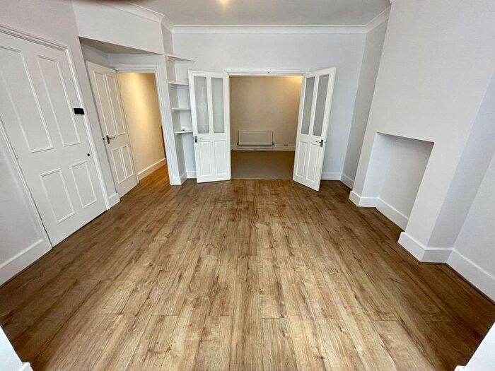 2 Bedroom Flat To Rent In Avenue Road, Belmont, SM2