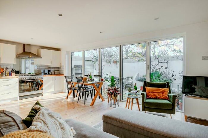 2 Bedroom Flat To Rent In Jacksons Lane, Highgate Village, N6