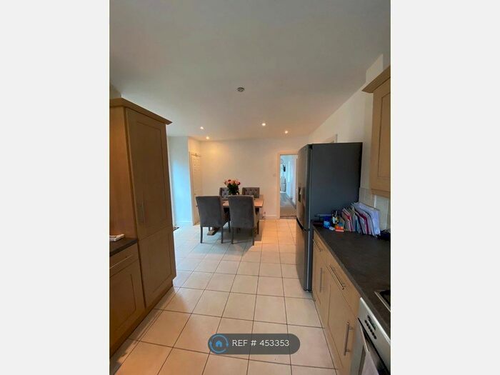 3 Bedroom Bungalow To Rent In Grangefields Road, Guildford GU4