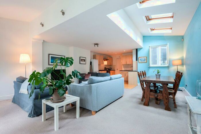 2 Bedroom Flat To Rent In A Thurlby Road, London, SE27