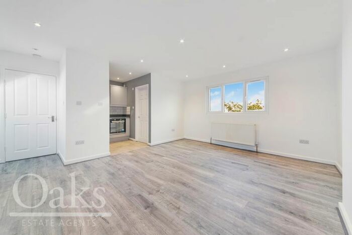 Studio To Rent In Thurlestone Road, London, SE27