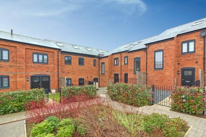 2 Bedroom Flat To Rent In Foundry Close, Deanshanger, Milton Keynes MK19