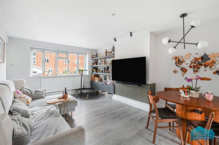 3 Bedroom Apartment For Sale In Elmshurst Crescent, East Finchley, London, N2