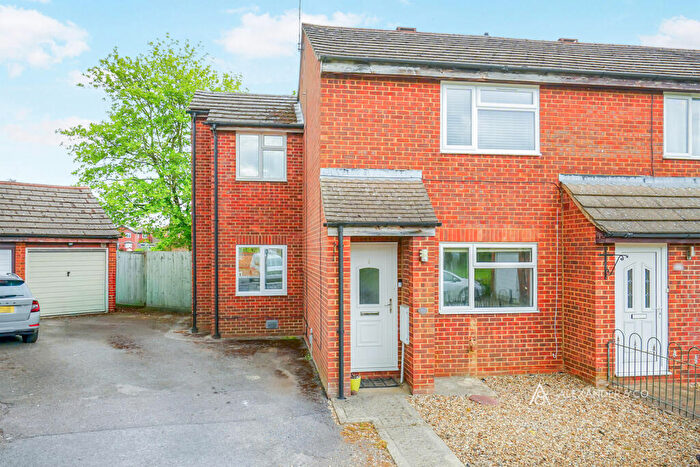 3 Bedroom Semi-Detached House To Rent In Manston Close, OX26