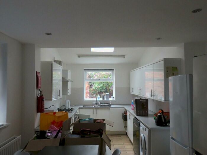 6 Bedroom Semi-Detached House To Rent In Lenton Boulevard, Nottingham, Nottinghamshire, NG7