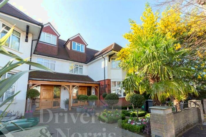 Studio To Rent In The Ridge Way, Golders Green London, NW11