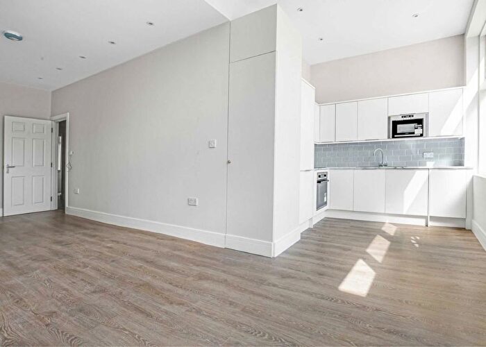 2 Bedroom Flat To Rent In Crown Road, St Margarets, Twickenham, TW1