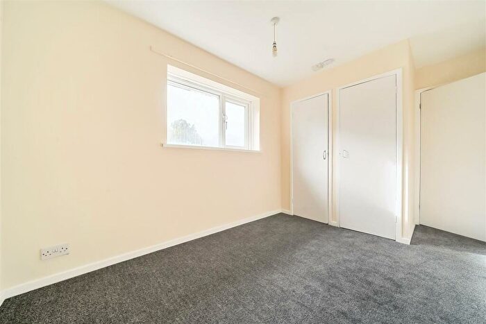 3 Bedroom End Of Terrace House For Sale In Salwey Close Bracknell, Berkshire, RG12
