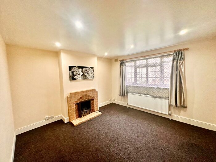 3 Bedroom Flat To Rent In Dainton Close, Bromley, BR1