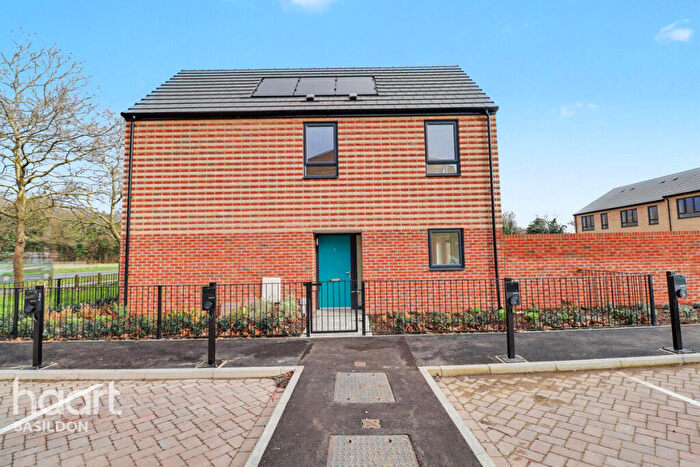 2 Bedroom End Of Terrace House For Sale In Sheppard Mews, Essex, SS14