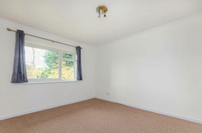 2 Bedroom Flat To Rent In Jordans Close, Guildford, GU1