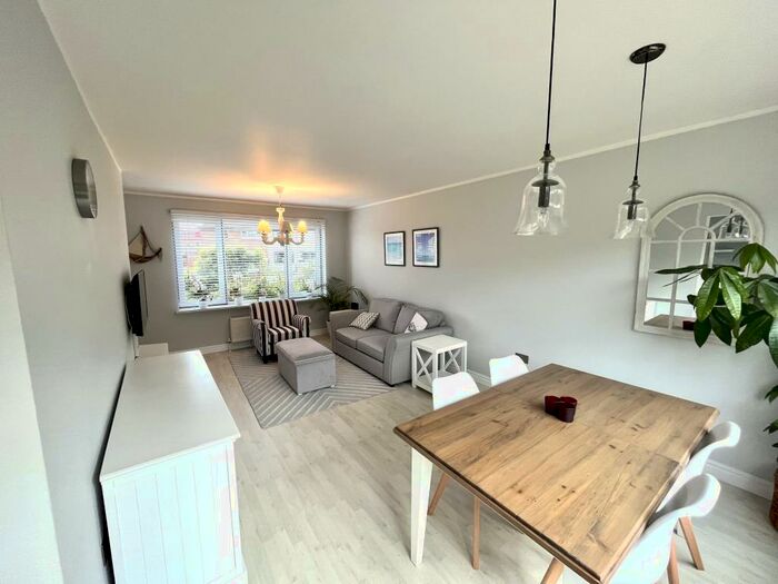 3 Bedroom House To Rent In Stonegate Close, Leeds, LS17